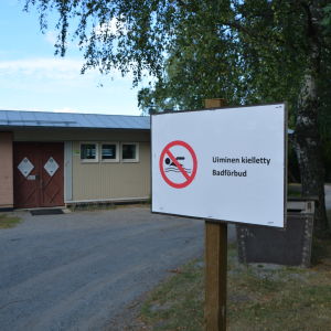 Skylt som förkunnar badförbud på Sandö i Vasa.