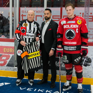 Domarlegendaren Jari Levonen gjorde sin sista match som domare. Domarlegendaren Jari Levonen gjorde sin sista match som domare.