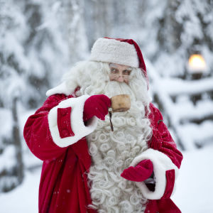 Jultomten i Rovaniemi 2017 dricker ur en kåsa.