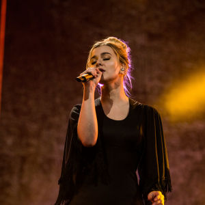Vuoden 2013 tanskalainen viisuvoittaja Emmelie De Forest esittää kappaleen Only Teardrop.