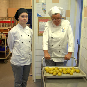 Ett och ett halvt kilo potatis blev över efter dagens kockande. Lärare och elev i kockutbildningens övningskök.
