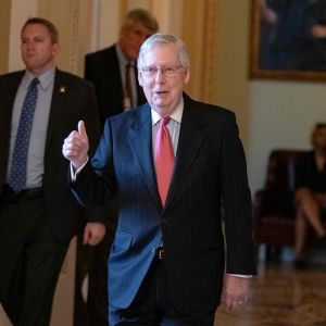 En mycket nöjd Mitch McConnell efter att stödpaketet godkändes i senaten. McConnell är republikanernas gruppledare i senaten. Republikanernas gruppledare i den amerikanska senaten Mitch McConell 25.3.2020