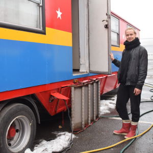 Cirkusartisten Armas Lintusaari utanför sin vagn där han bor under Sirkus Finlandias turné 2018.