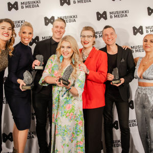 YleX:n väkeä voittamiensa Industry Awards -palkintojen kanssa.