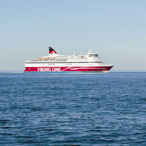 Rödvit passagerarfärja med texten Viking Line till havs. Fartygets namn är M/S Gabriella