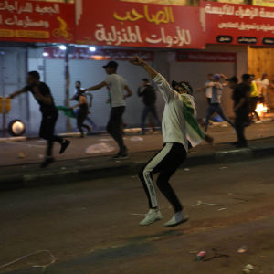 De palestinska demonstranterna kastade stenar och flaskor mot israelisk polis, som svarade med tårgas och gummikulor. Palestinska demonstranter kastar stenar mot israelisk polis i Nablus på Västbanken.