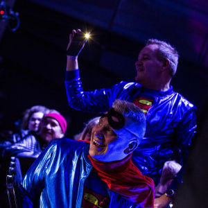 Euroviisufaneja katsomossa kuvia ottamassa
