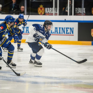 Damlandslagets Jenni Hiirikoski i en ishockeylandskamp mot Sverige.