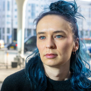 Emma Raunio tänker satsa på att sjunga på det engelska språket i framtiden. Emma Raunio på porträttbild utanför Tripla i Helsingfors 5.2.2020.