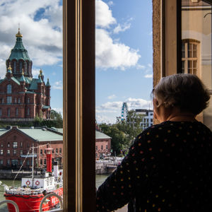 Irja Askola katsoo kotinsa parvekkeelta kohti Uspenskin katedraalia.