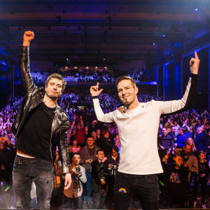 Darude ja Sebastian Rejman yleisön edessä Logomon lavalla UMK19 showssa