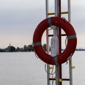 Kuvassa on pelastusrengas Kauppatorin rannassa Helsingissä syyskuussa 2020.