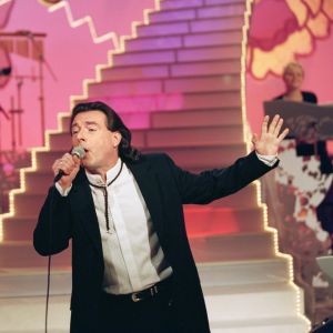 Kirka esiintymässä Tuttu juttu showssa vuonna 2000.
