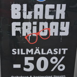 En reklamskylt för evenemanget black friday, 50% rabatt på glasögon.