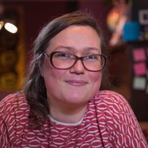 Pia Leinonen försöker leva så klimatvänligt som möjligt. kvinna i glasögon