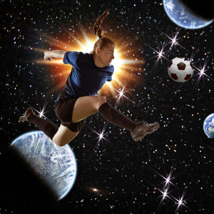 Kvinna som spelar fotboll i rymden (fotokollage).