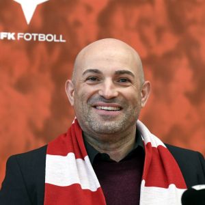 HIFK:n uusi päävalmentaja Bernardo Tavares poseeraa kameroille 21.12.2021.