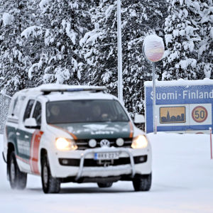 Rajavartiolaitoksen virka-auto Raja-Joosepin rajanylityspaikalla Inarissa tiistaina 28. marraskuuta 2023.