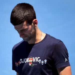 Novak Djokovic tittar nedåt.