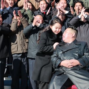 Enligt nordkoreanska KCNA har Kim och hans dotter här sällskap av forskare och ingenjörer från ett försvarsinstitut. 