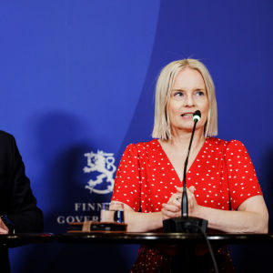 Anna-Maja Henriksson, Petteri Orpo, Riikka Purra ja Sari Essayah pitivät tiedotustilaisuuden Säätytalolla.