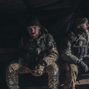 Två ukrainska soldater i ett manskapstransportfordon.
