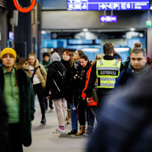 Järjestyksenvalvoja Tikkurilan rautatieasemalla 30. joulukuuta 2022.