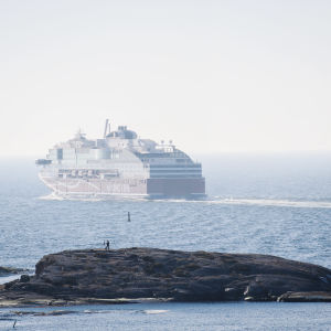 Kobba klintarin kallioluotoryhmä Maarinhaminan lounaispuolella Vikin Linen kyydistä nähtynä, taaempana Viking Glory -alus.