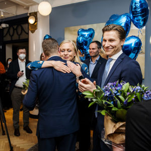 Petteri Orpo ja Elina Valtonen halaavat Kokoomuksen vaalivalvojaisissa.