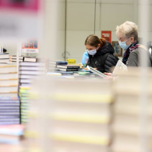 Ihmiset katselevat kirjoja myyntipisteillä Turun kirjamessuilla