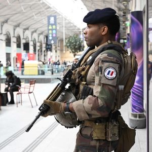 Soldat på vakt i Paris.