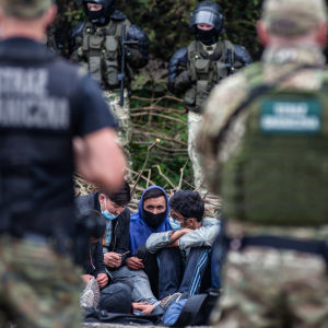 Rajavartijoita Puolan ja Valko-Venäjän rajalla. Rajalinjalla afganistanilaisia pakolaisia.