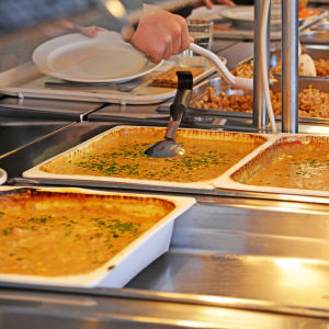 Bild tagen i strömborska skolans matsal, bild på salads bordet. 