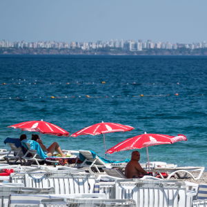 Turister på stranden i Antalya i Turkiet.