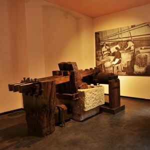 Stampverket där flera fallhammare finfördelade lumpen till pappersmassan sägs vara en av tre uppfinningar från Fabriano. Här ett exemplar på stadens Pappersmuseum. Ett gammalt stampverk i trä står på museum.