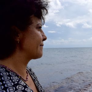 Rosa Rodriguez är marinbiolog vid Mexikos universitet UNAM. En kvinna blicar ut över en strand täckt av alger.