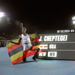 Joshua Cheptegei löpte ny världsrekordtid.