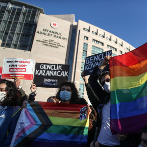 Studenterna demonstrerar med Prideflaggor efter presidentens anti-LGBT uttalanden. Personer som håller upp plakat och regnbågsflaggor under demonstration.