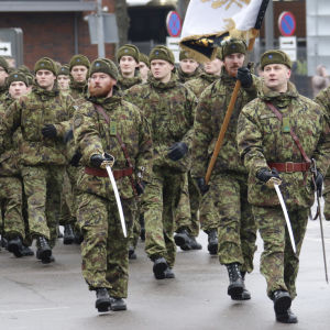 Viron armeija sotilaita marssimassa.