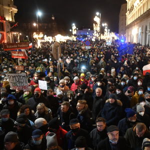 Tuhansia mielenosoittajia kadulla.