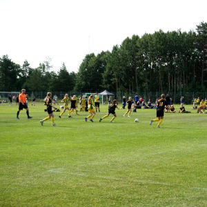 Fotbollsmatch mellan två juniorlag.