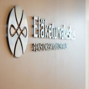 Eläketurvakeskuksen logo seinällä.