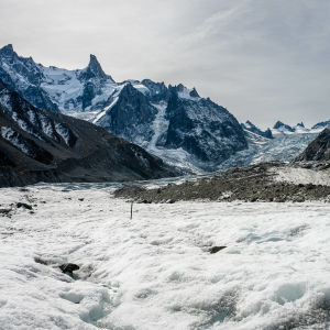Is och jord vid glaciär.
