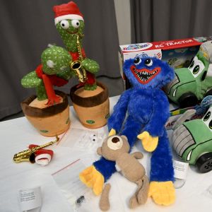 Tukes testautti 22 joulun suosikkilelua Tullilaboratoriossa, ja neljästä lelusta löytyi tukehtumisvaaran aiheuttava puute. Vaarallisia leluja ovat Huggy Wuggy-pehmolelu, RC-pehmoauto, nallepehmolelu sekä tanssiva kaktus -lelu, joista irtosi pieniä osia. Lisäksi yhdestä leluna myytävästä dronesta löytyi lyijyä.