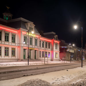 Sundsvall på natten. Gatlyktor och ett hus med texten Centralen syns vid en gata.