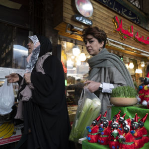 Kvinnor i Teheran var ute och handlade inför det persiska nyåret (20.3). Kvinnan till vänster följer reglerna om huvudduk och löst sittande kappa, medan kvinnan till höger inte gör det. 