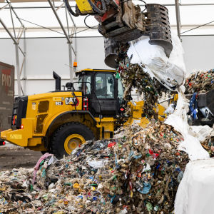 Italiasta tuotuja jätepaaleja hajotetaan ja lastataan kuljetettavaksi Vantaan jätteenpolttolaitokselle.