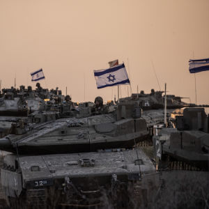 Israelilaisia tankkeja liput heiluen