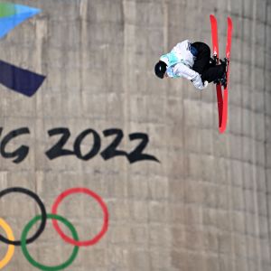 Anni Kärävä hoppar freestyle framför en grå byggnad med OS-logotypen, Beijing 2022.