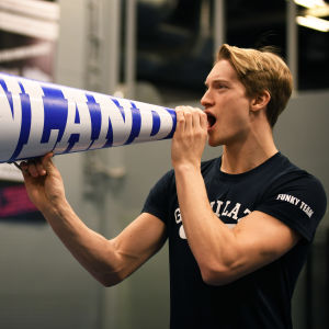 Thobias Thorwid ropar i en megafon med texten "Finland".